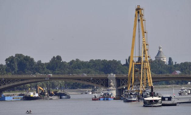 Dunai hajóbaleset – A Clark Ádám hajódaru a Margit hídnál
