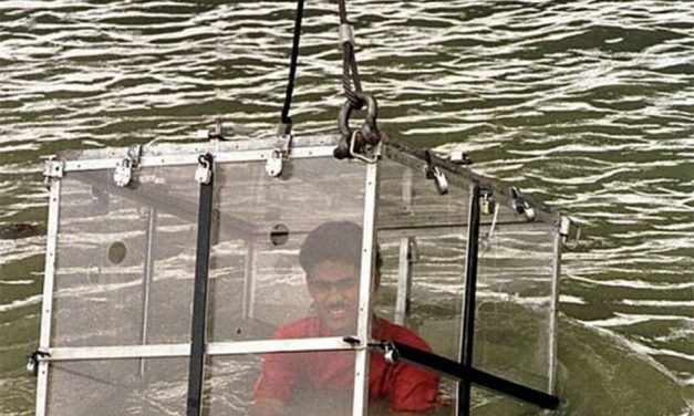 Mutatványa közben a Gangeszba merült egy szabadulóművész, nem látták többé