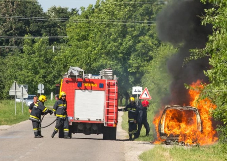 Pancsova: Bennégett a sofőr az autóban