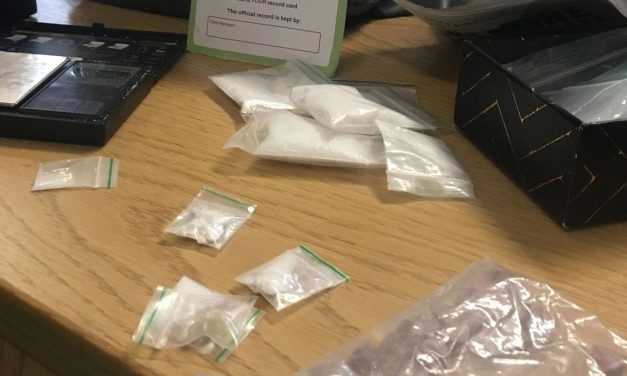 Ezrek röhögnek a díleren, aki a vonaton felejtett egy teli táska drogot, nevével és lakcímével