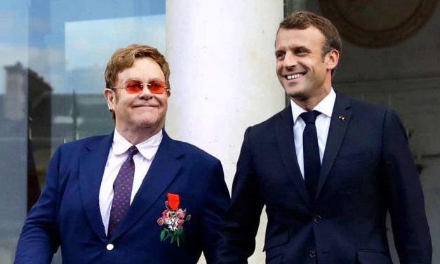 Elton John Becsületrendet kapott Macrontól