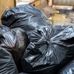 A szabadkai ügyészség: A BIA munkatársa egy félig teli fekete műanyag zacskót vitt ki a rendőrség épületéből