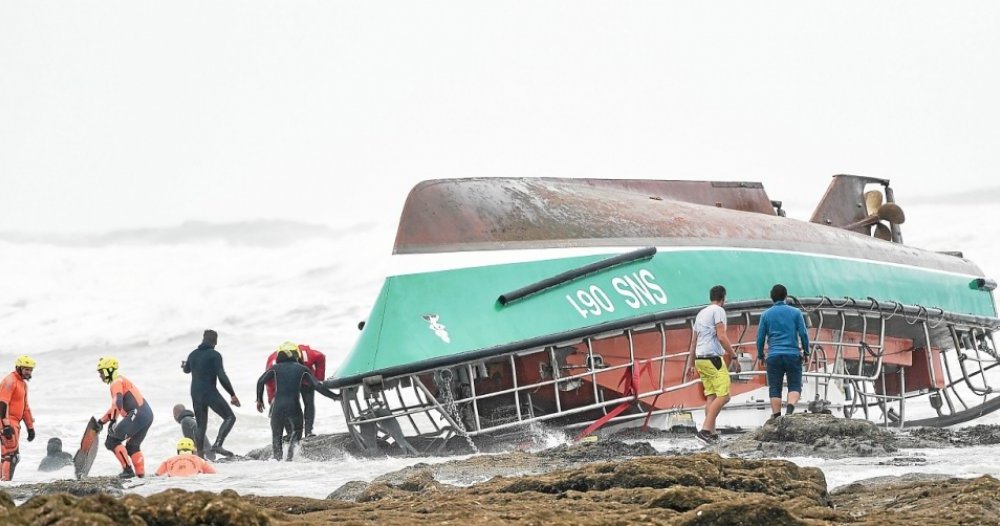 Felborult egy francia mentőhajó az Atlanti-óceánon, többen meghaltak