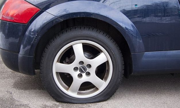 Kiszúrták az autógumikat, majd tárgyakat és pénzt loptak a kocsikból