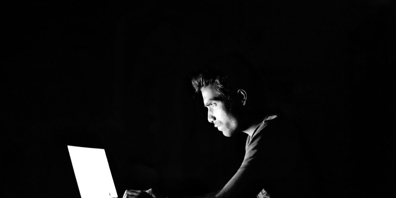 Apatin: Gyermekpornográfia miatt vettek őrizetbe egy tanárt