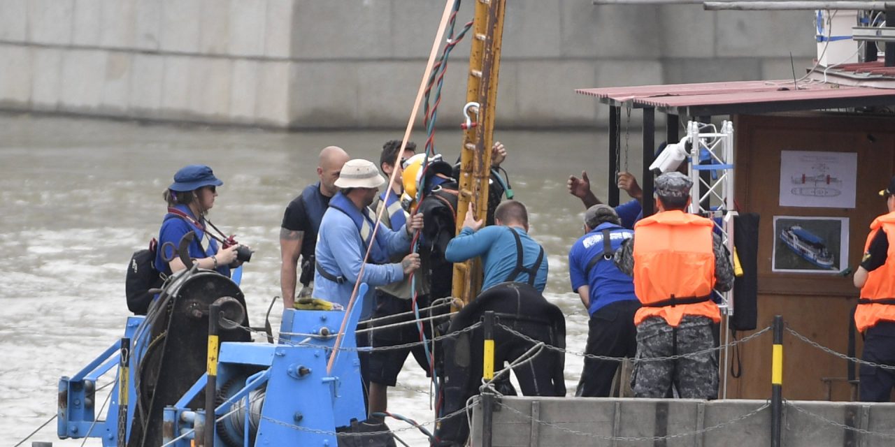 Dunai hajtótragédia: Megkezdődött a hajóroncs kiemelésének előkészítése