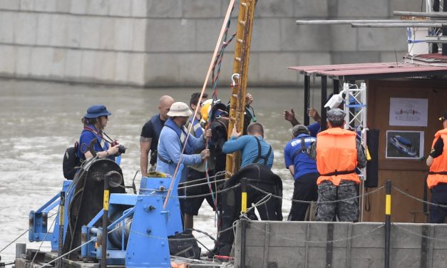 Dunai hajtótragédia: Megkezdődött a hajóroncs kiemelésének előkészítése