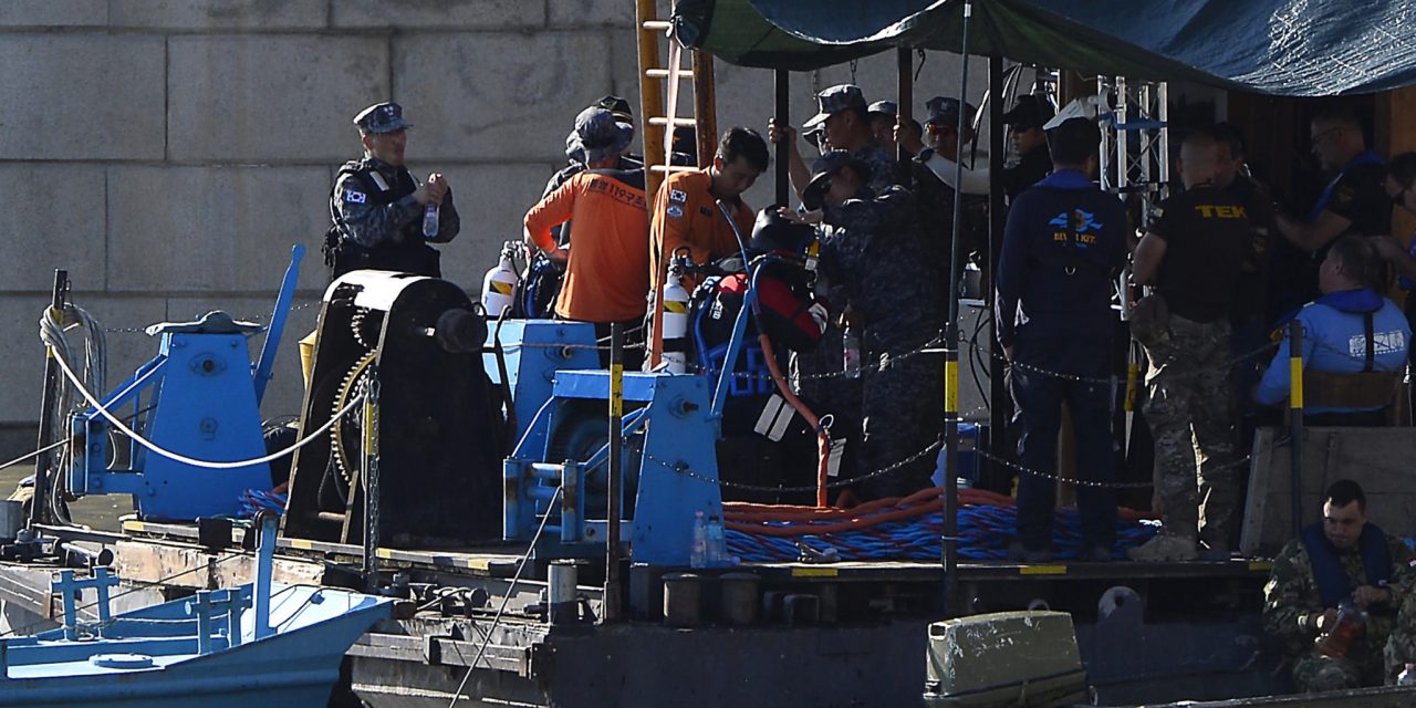 Dunai hajóbaleset: elindult az úszódaru