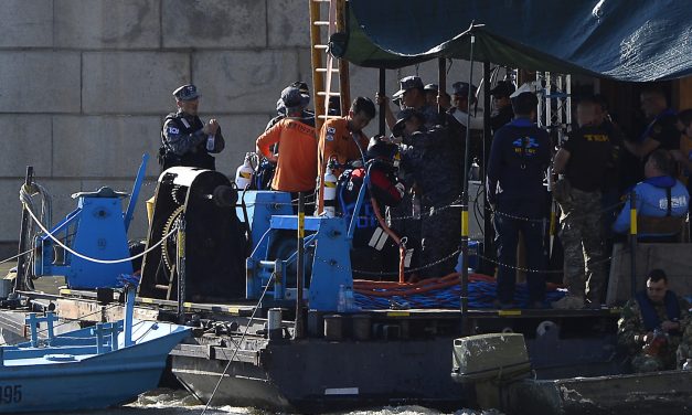 Dunai hajóbaleset: elindult az úszódaru