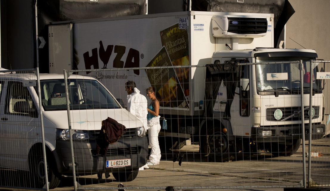 Életfogytiglant kaptak a parndorfi halálkamion főbb embercsempészei