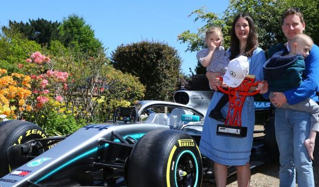 Meghalt a kisfiú, aki megkapta Lewis Hamilton autóját és trófeáját