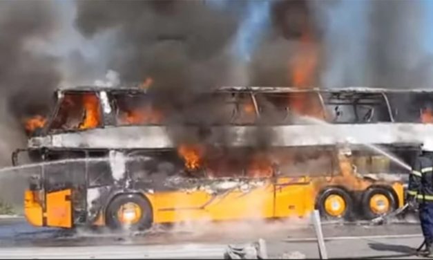 Felgyulladt egy utasokkal teli busz a határon – VIDEÓVAL
