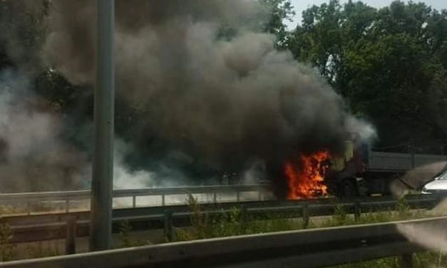 Belgrád: Kiégett egy teherautó az autópályán (Videó)