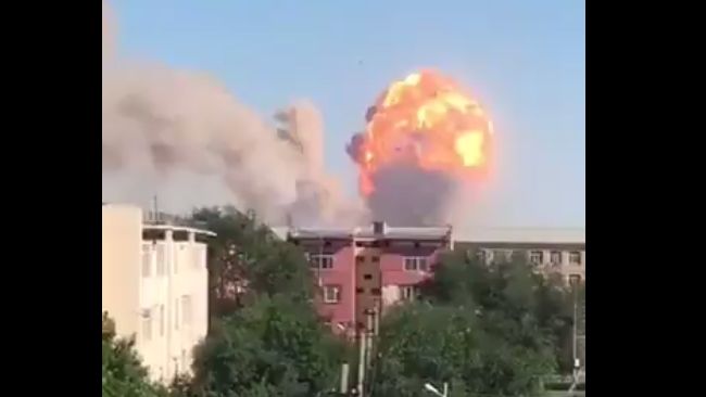 Kazahsztán: Kiürítenek egy teljes várost, mert kigyulladt egy lőszerraktár (Videó)