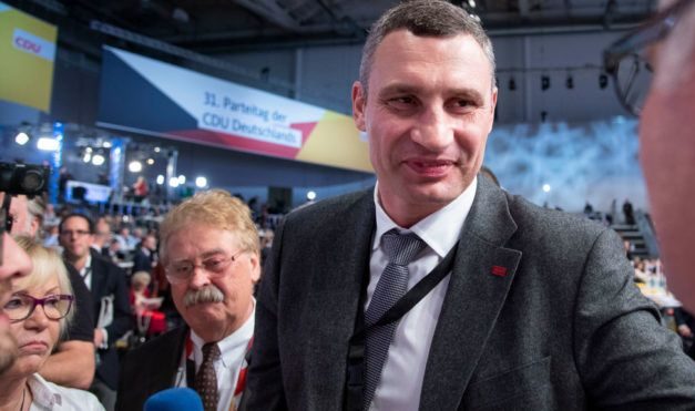 Égő yachtról kellett kimenteni Vlagyimir Klicskót