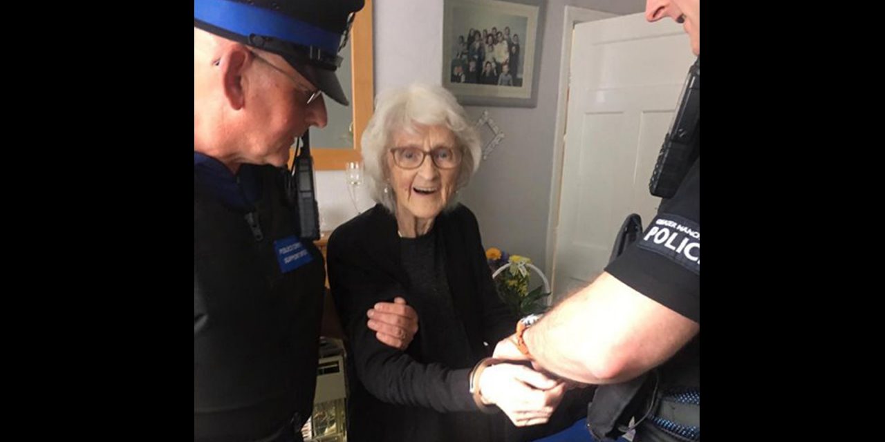 Manchester: Letartóztattak egy 93 éves nőt, pedig nem követett el semmit (Fotók)