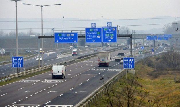 Külföldi diákok busza hajtott árokba az M3-ason