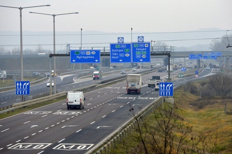 Külföldi diákok busza hajtott árokba az M3-ason