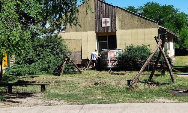 Szabadka: A makkhetesi egészségház épületébe csapódott egy autó