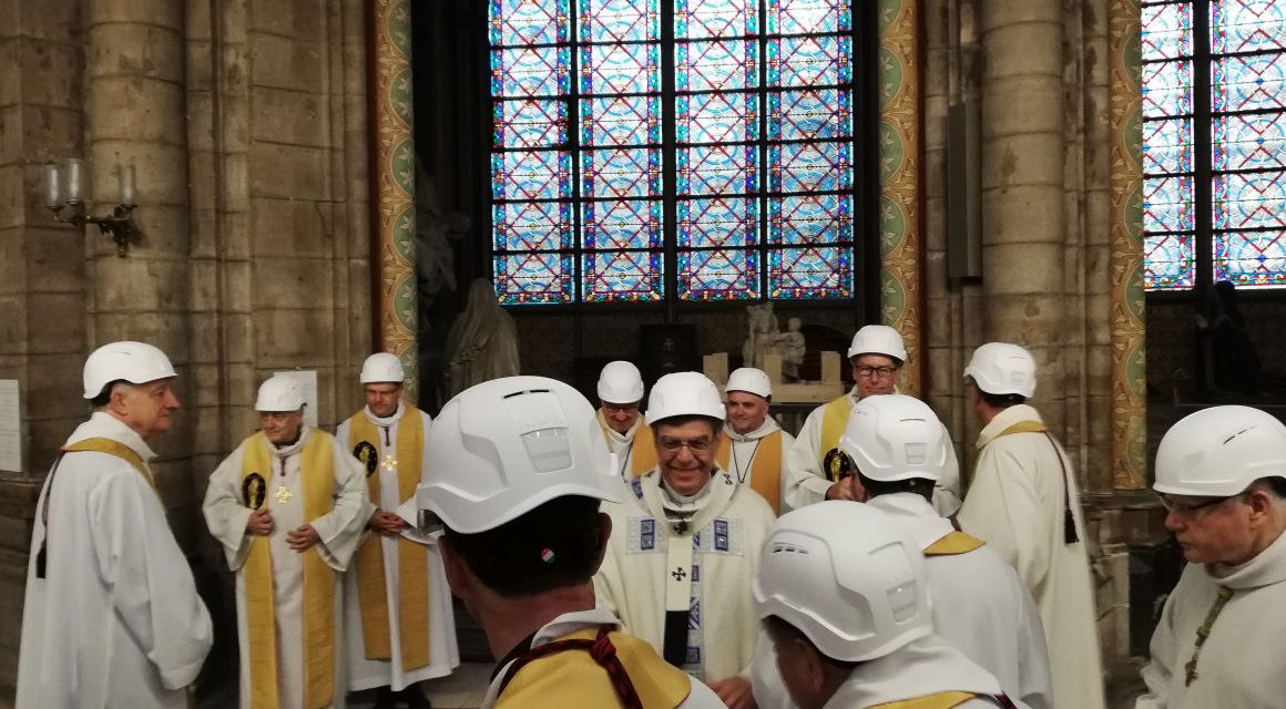 Munkavédelmi sisakban celebrált mise