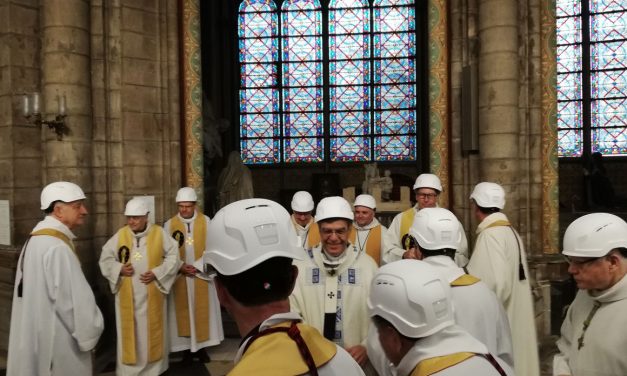 Munkavédelmi sisakban celebrált mise