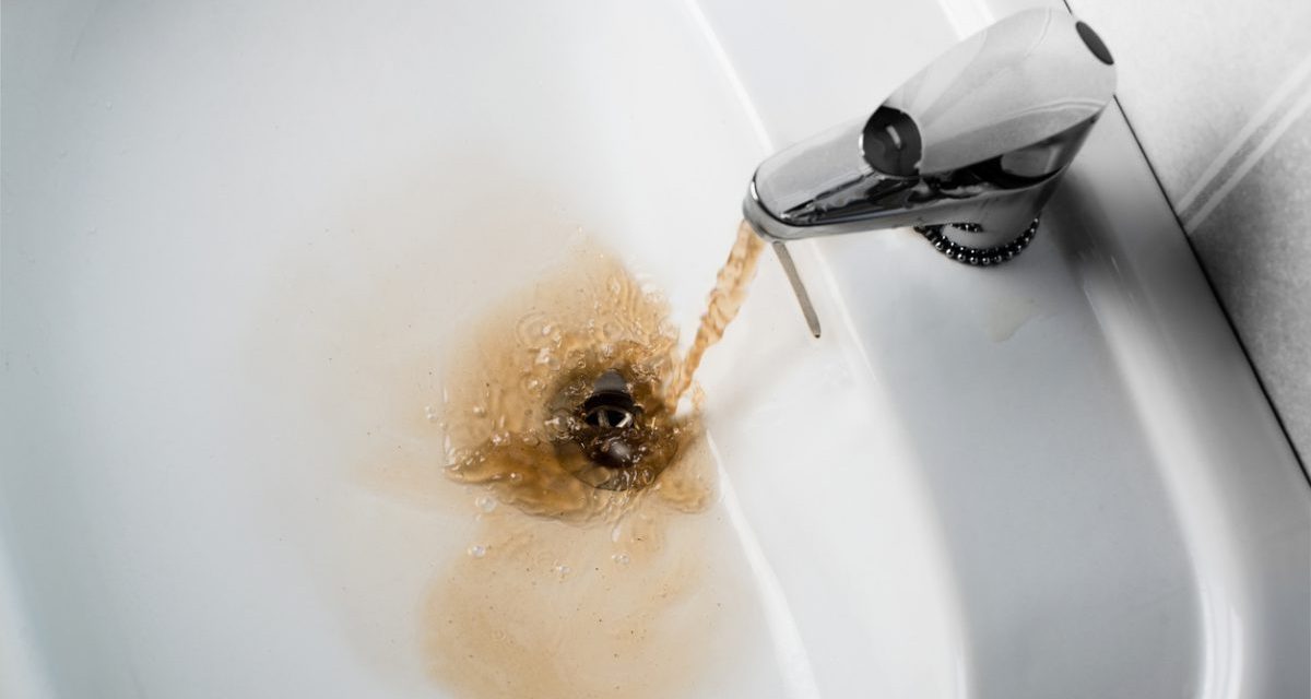 Kúla: Narancssárga színű, homokos víz folyik a csapból