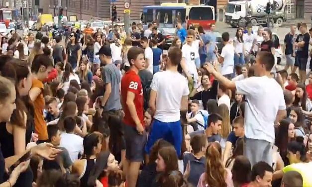 Vuk-díjas tanulónak ment neki a rezsimhű és a bulvármédia