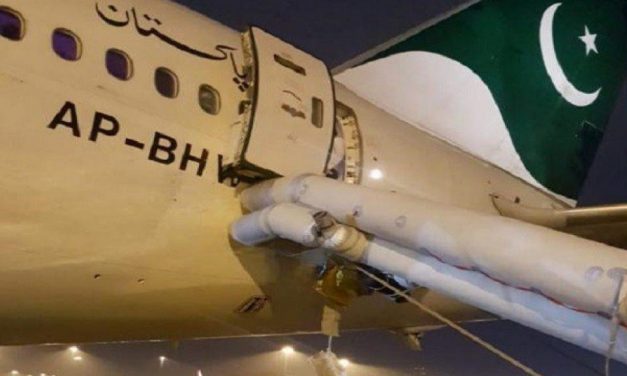 A vécéajtó helyett a vészkijáratot nyitotta ki egy utas egy repülőgépen Manchesterben