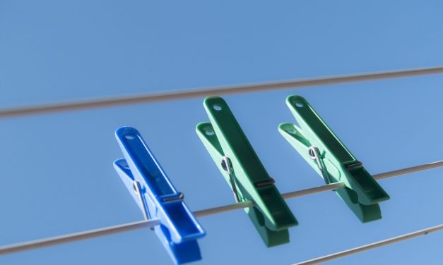 Komoly büntetésre számíthat, ha kirázza a szőnyeget az ablakon