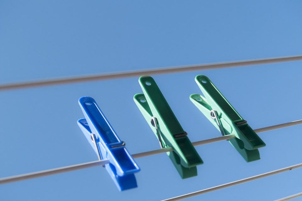 Komoly büntetésre számíthat, ha kirázza a szőnyeget az ablakon