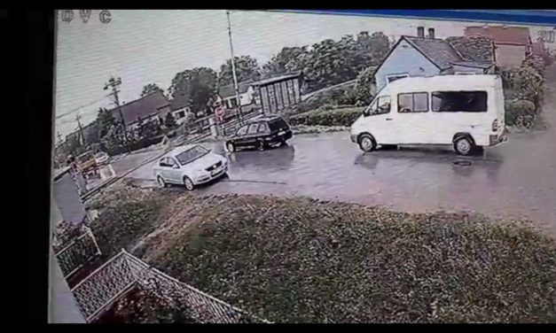 Šabac: Keresztülhajtott, majd kiszállt és letörte a leengedett félsorompót