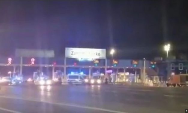 Szerbiai embercsempész ámokfutása – nekihajtott a rendőrautókból álló úttorlasznak (VIDEÓ)