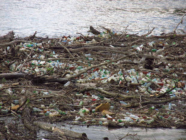A saját szemetünkben úszunk