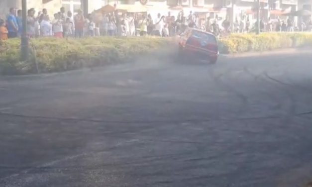 A nézők közé csapódott egy autó a tótkomlósi rallyn, többen megsérültek (Videóval)