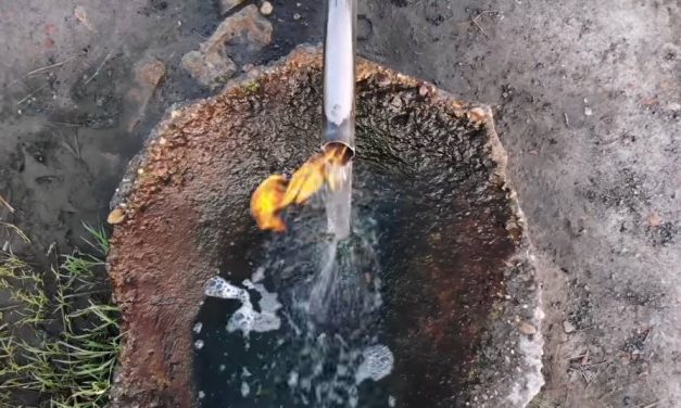 Tüzes víz folyik egy artézi kútból Zenta közelében (Videó)