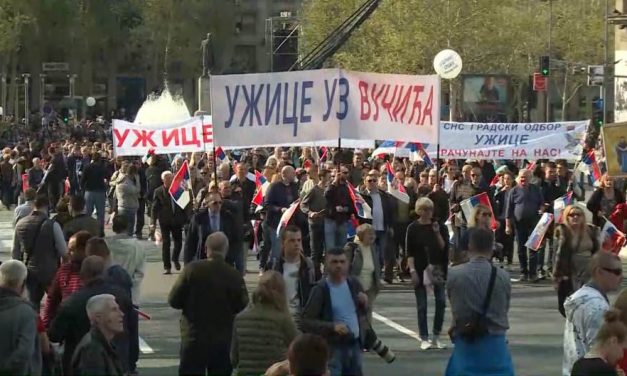 Užice: Egy fizetéssel több jár a Vučić nagygyűlésén részt vevő gyári munkásoknak