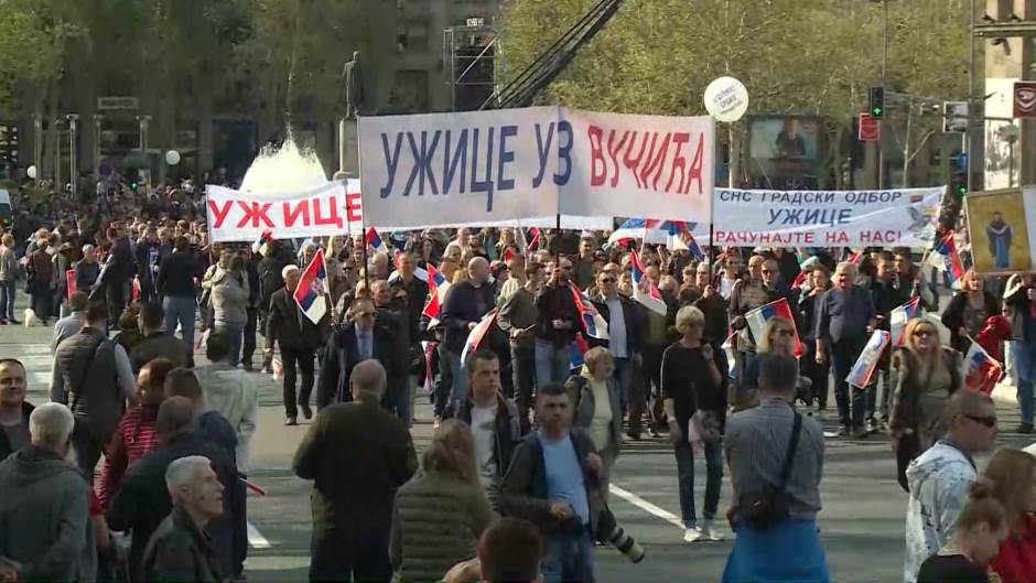 Užice: Egy fizetéssel több jár a Vučić nagygyűlésén részt vevő gyári munkásoknak