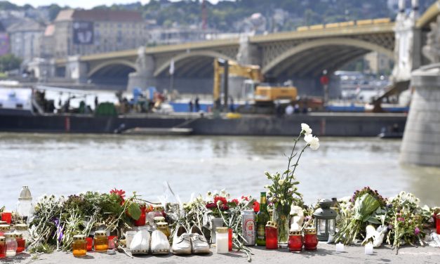 Virágok és mécsesek a Margit hídnál