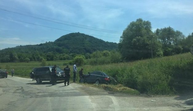 Árokba csúszott a Vučićot kísérő járműoszlop egyik autója