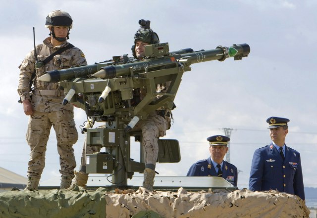 Vulin: Keletről és nyugatról is vásárolunk fegyvereket