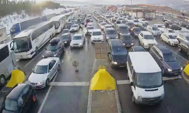 Gradinánál háromórás a várakozás