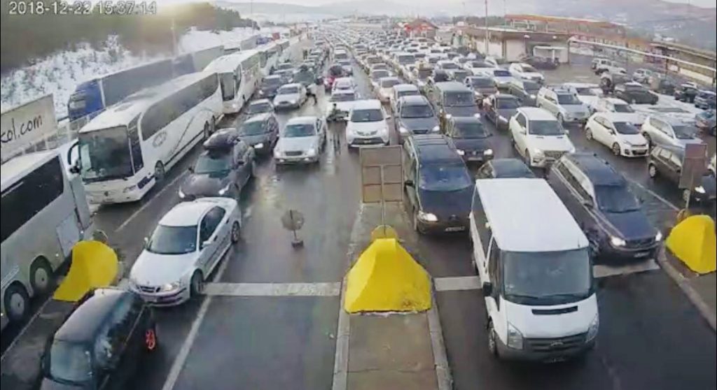 Gradinánál háromórás a várakozás