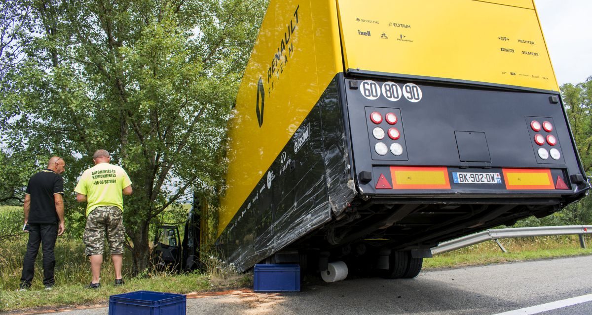A Renault Forma-1-es szállítókamionja szenvedett balesetet