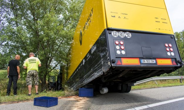 A Renault Forma-1-es szállítókamionja szenvedett balesetet