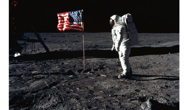 Ma a Hold körül forog a világ