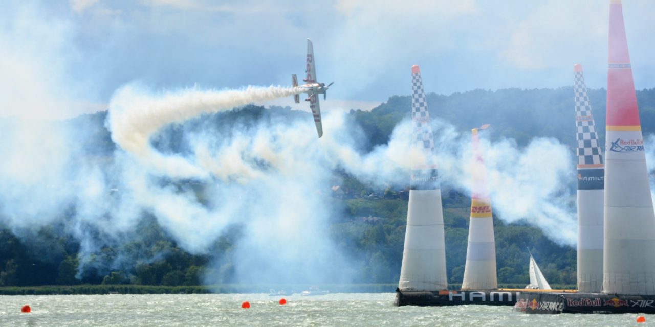<span class="entry-title-primary">Elsőként utolsó</span> <span class="entry-subtitle">Elrajtolt a Red Bull Air Race magyar fordulója </span>