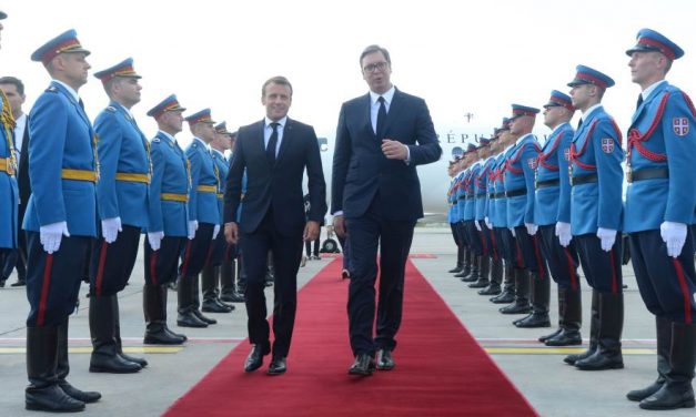 <span class="entry-title-primary">Megérkezett Belgrádba a francia elnök</span> <span class="entry-subtitle">A szerb államfővel közösen leplezték le a Vinci cég tábláját</span>