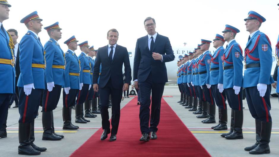 <span class="entry-title-primary">Megérkezett Belgrádba a francia elnök</span> <span class="entry-subtitle">A szerb államfővel közösen leplezték le a Vinci cég tábláját</span>