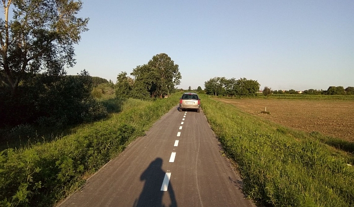 Autósok (is) használják az új kerékpárutat