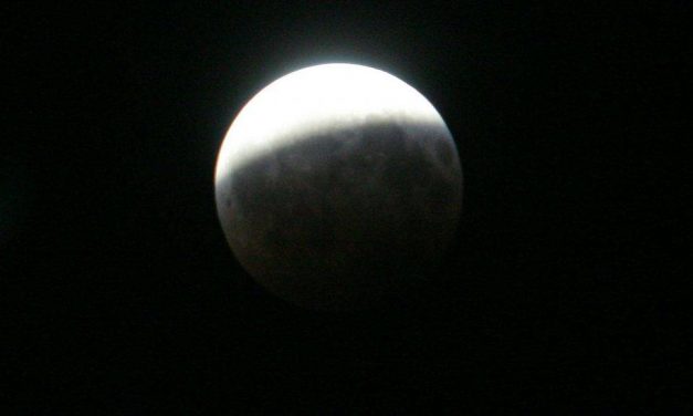 Részleges holdfogyatkozás lesz kedd este